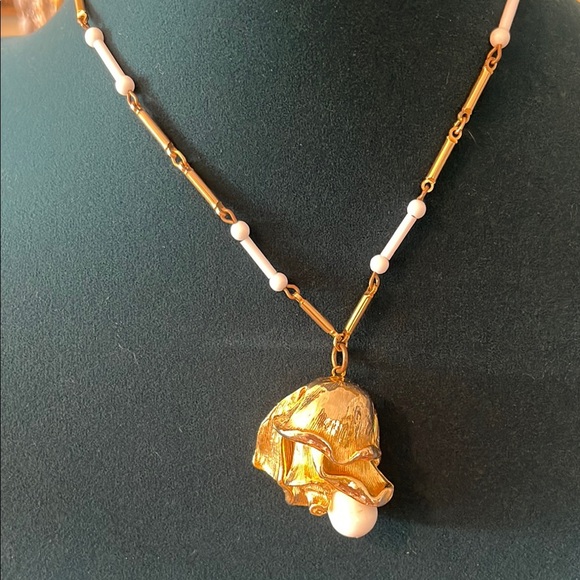 Jewelry - Vintage milk glass necklace